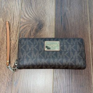 Michael kors wallet with wristlet